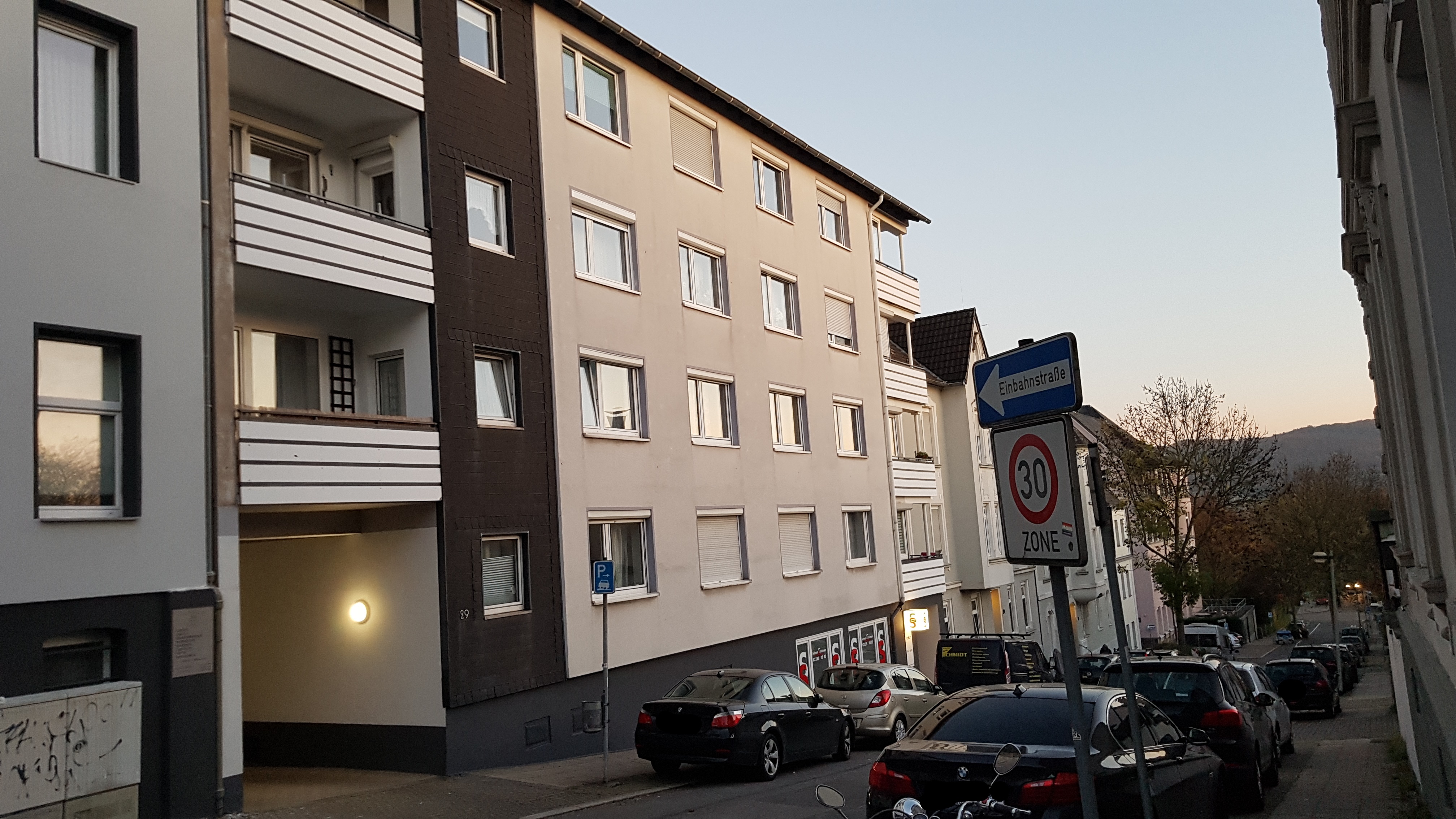 Links die größere Wohnung-Wetter mit Loggia, rechts das kleinere Apartment-Wetter mit Balkon