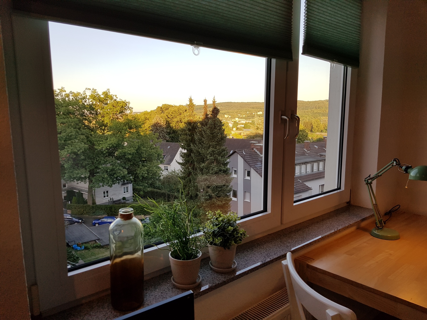Apartment Wetter mit Tisch und Ausblick