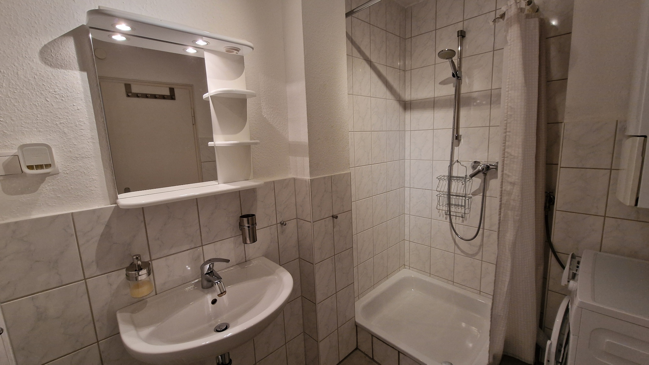 Apartment Wetter Bad mit Dusche und Waschmaschine