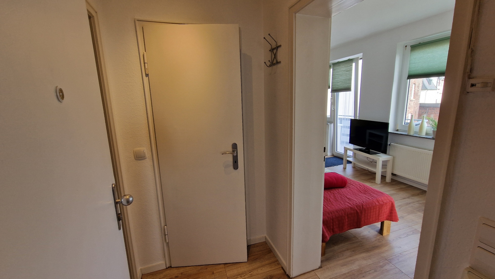 Apartment Wetter mit kleiner Diele und Tür zum Wandschrank
